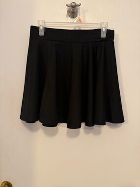 Urban Coco Black Short Pullon Textured Circle Skirt Size Large EUC